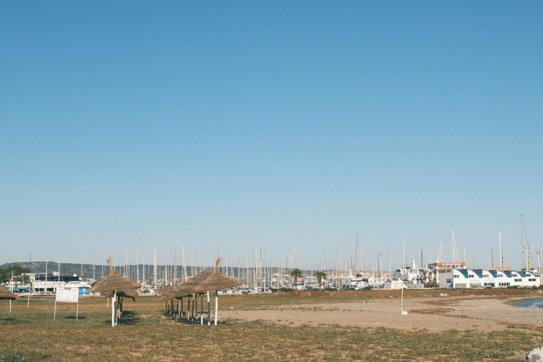 Wieża zegarowa wśród tunezyjskich budynków w centrum miasta