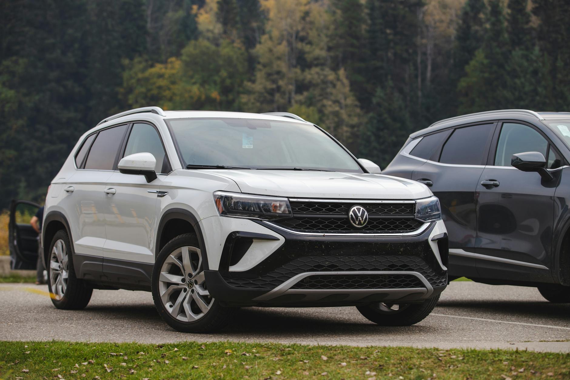 Biały kompaktowy SUV Volkswagen zaparkowany w lesie