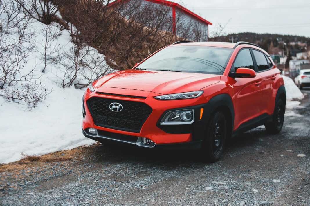 Czerwony SUV Changan zaparkowany na śniegu, widok z boku Czerwony SUV Changan zaparkowany na śniegu, widok z boku