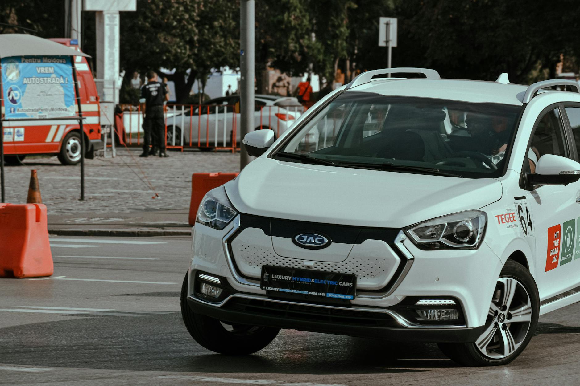 Elektryczny Renault jedzie dynamicznie ulicami miasta podczas pokazu