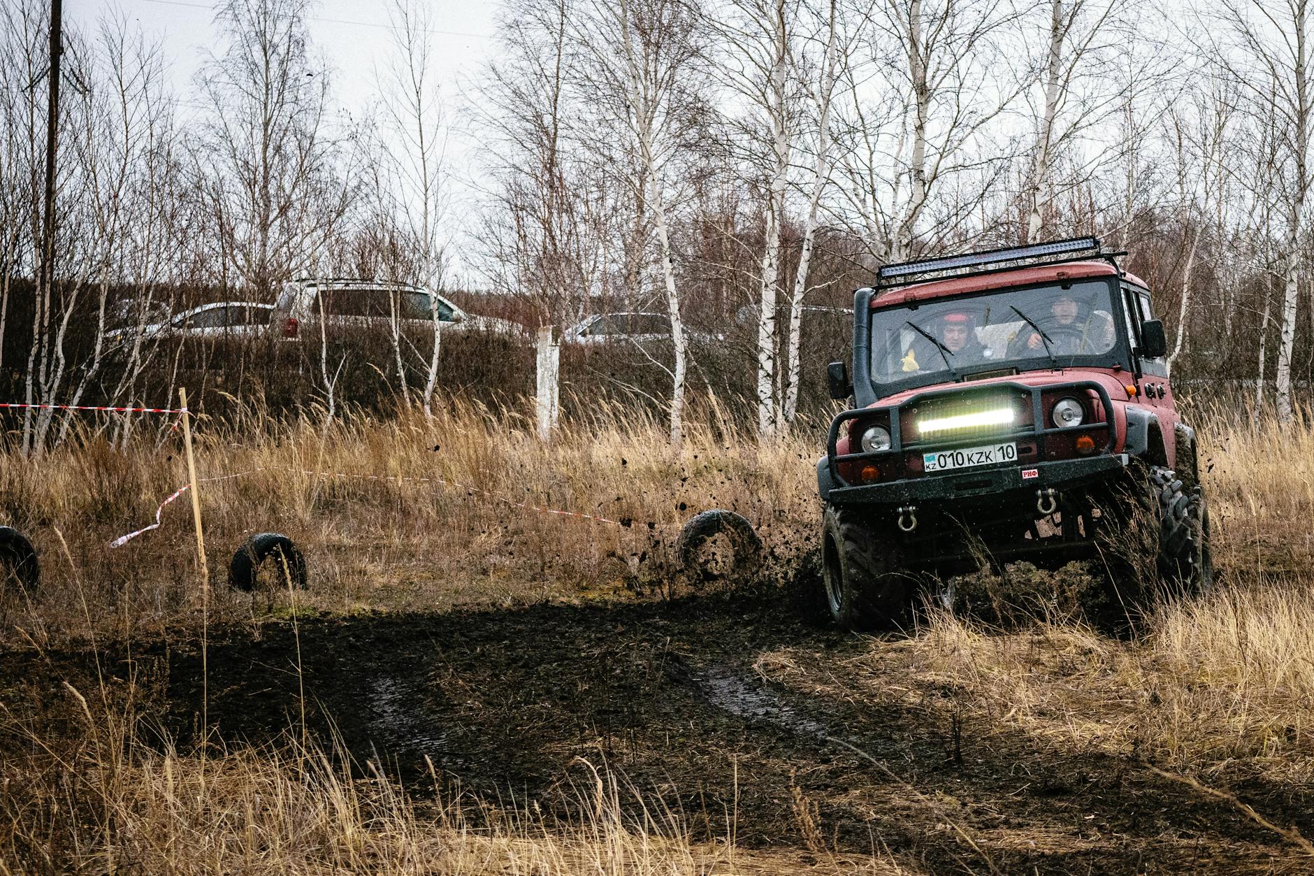 Nissan Patrol Y61 jedzie w terenie offroadowym w Kazachstanie