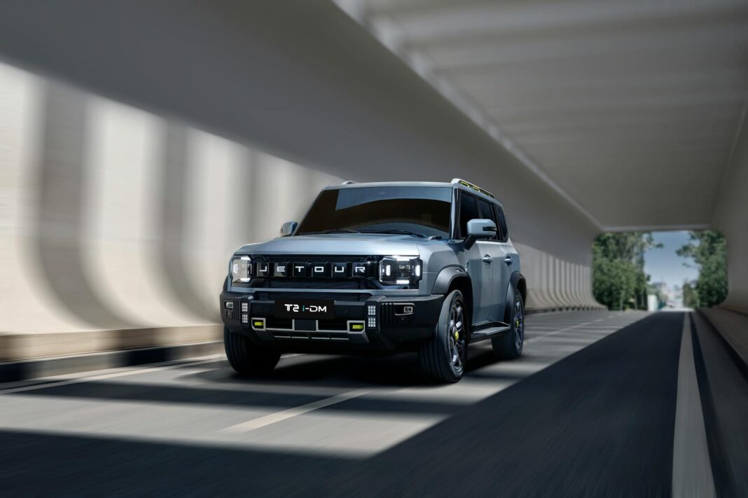 Nowoczesny SUV w tunelu, ujęcie z przodu w ruchu