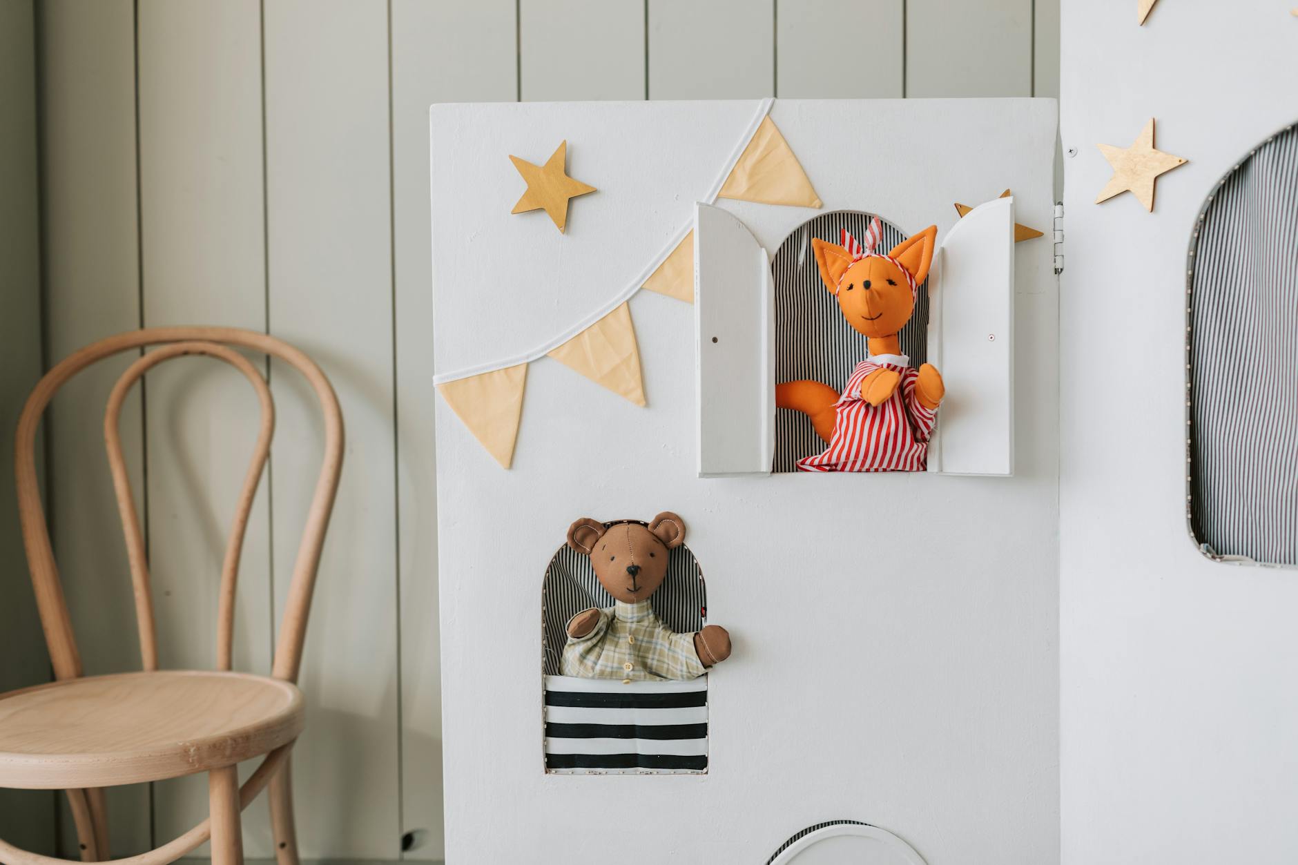 Teatrzyk kukiełkowy z kartonu z kukiełkami zwierząt w pokoju