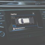 Zbliżenie na kokpit Subaru z ekranem asystenta parkowania