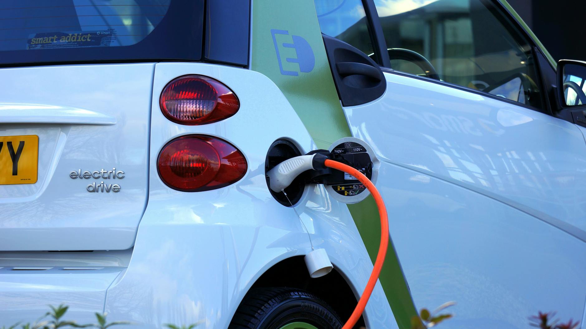 Zbliżenie na ładowanie elektrycznego Nissana Leaf zimą