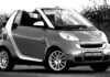 Chevrolet Lacetti: tani klasyk czy kłopot? Czarno-białe zdjęcie klasycznego kabrioletu Smart Fortwo na ulicy