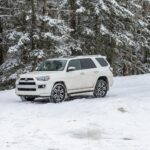 Fiat Panda 4x4 zaparkowany w zaśnieżonym lesie