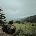 Fotograf w mglistych wzgórzach Kota Kinabalu w Malezji