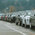 Hyundai Tucson: czy warto kupić używany? Nowe SUV-y Hyundai ustawione w rzędzie na placu dealera