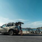 Rodzinny SUV Subaru z rowerami zaparkowany nad morzem
