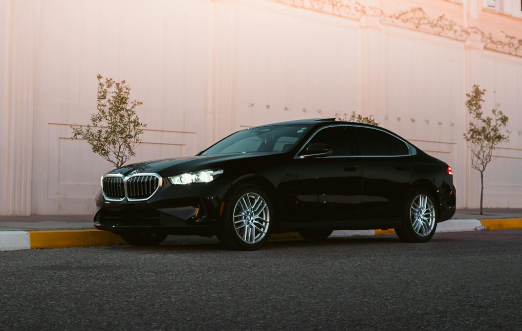 Czarny Chevrolet Malibu zaparkowany przy ulicy w mieście Erbil