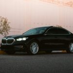 Czarny Chevrolet Malibu zaparkowany przy ulicy w mieście Erbil