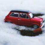 Suzuki Ignis: małe auto, duża praktyczność na co dzień i zimą Czerwony model auta na śniegu symbolizujący zimową jazdę Suzuki