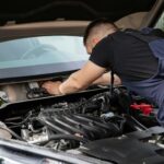 Ile kosztuje serwis Geely? Przeglądy, części i typowe naprawy Mechanik wykonuje przegląd silnika w samochodzie Geely