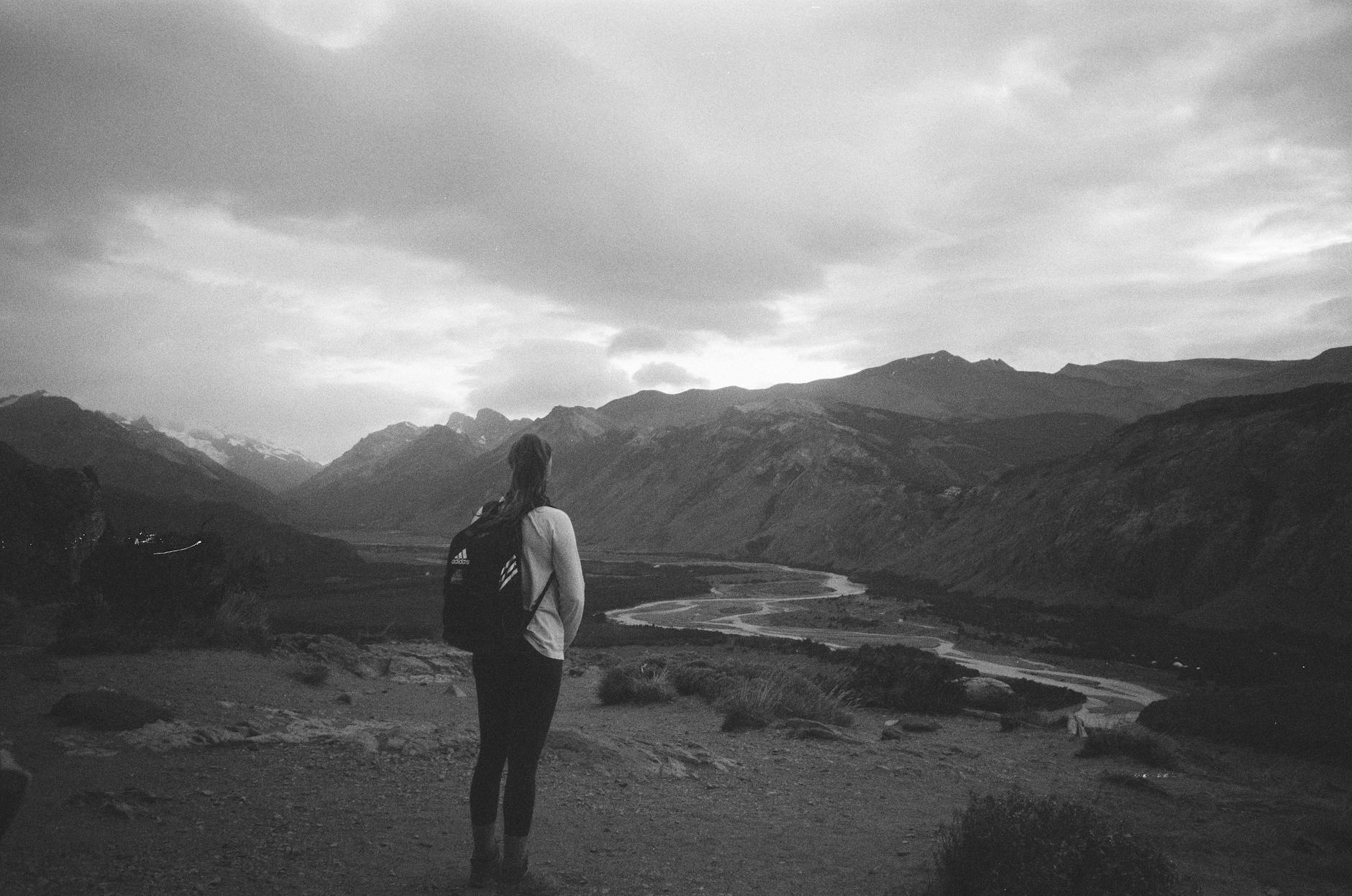 Turysta na szlaku z widokiem na dolinę w El Chaltén w Patagonii