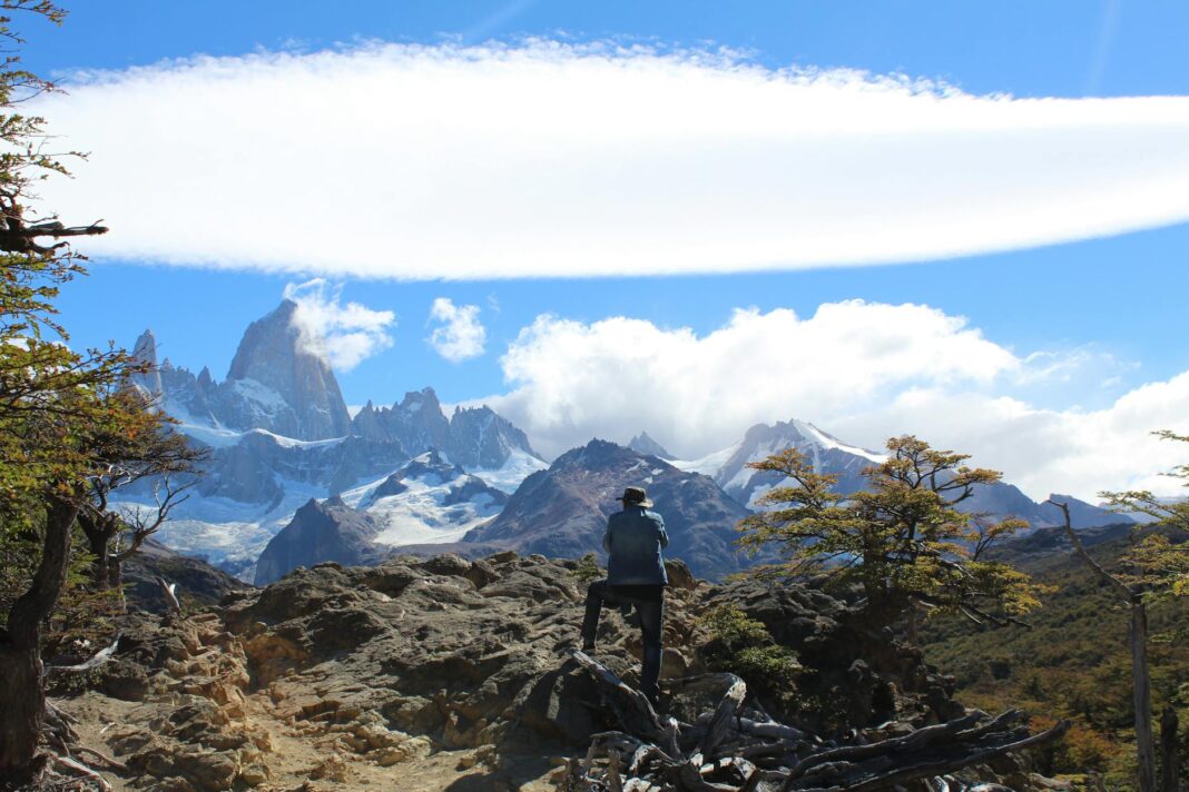Turysta podziwia masyw Fitz Roy w Patagonii w słoneczny dzień