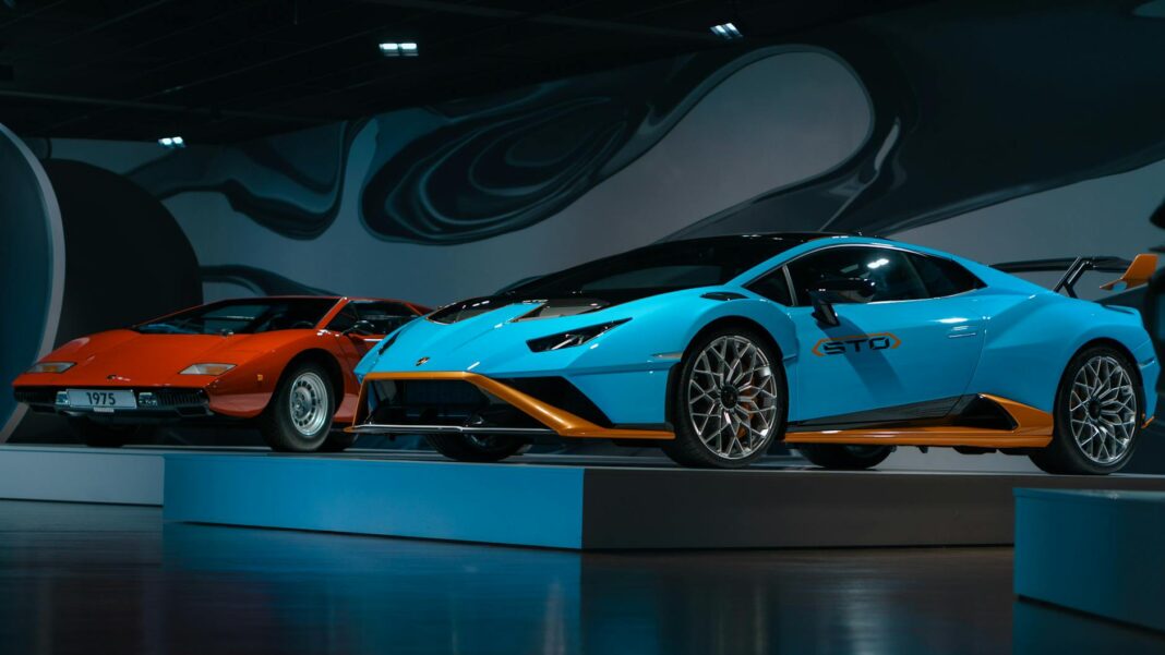 Zabytkowe i nowoczesne samochody Aston Martin w eleganckiej hali