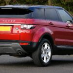 Ferrari Purosangue: SUV czy prawdziwe Ferrari? Czerwony luksusowy SUV podobny do Ferrari zaparkowany na zewnątrz