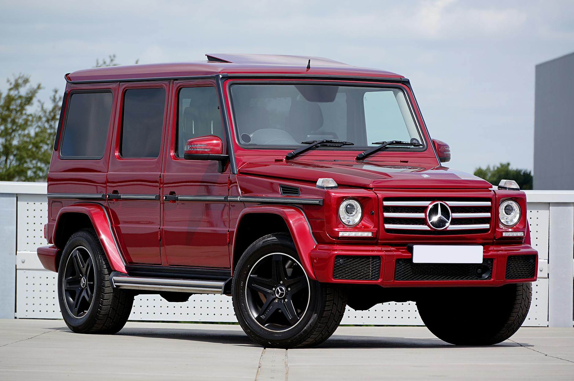 Czerwony Mercedes G‑Class SUV na parkingu, luksusowa terenówka