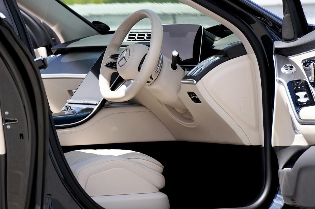 Luksusowe wnętrze Lexusa ES z eleganckimi detalami Luksusowe wnętrze Lexusa ES z eleganckimi detalami