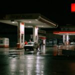 Które Mazdy nadają się do LPG? Samochód przy jasno oświetlonej stacji benzynowej nocą