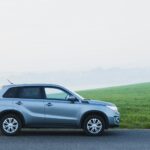 Test Mitsubishi ASX 1.6 i 2.0: który silnik wybrać do LPG, a który lepiej omijać? Srebrny Mitsubishi ASX zaparkowany na mglistej wiejskiej drodze