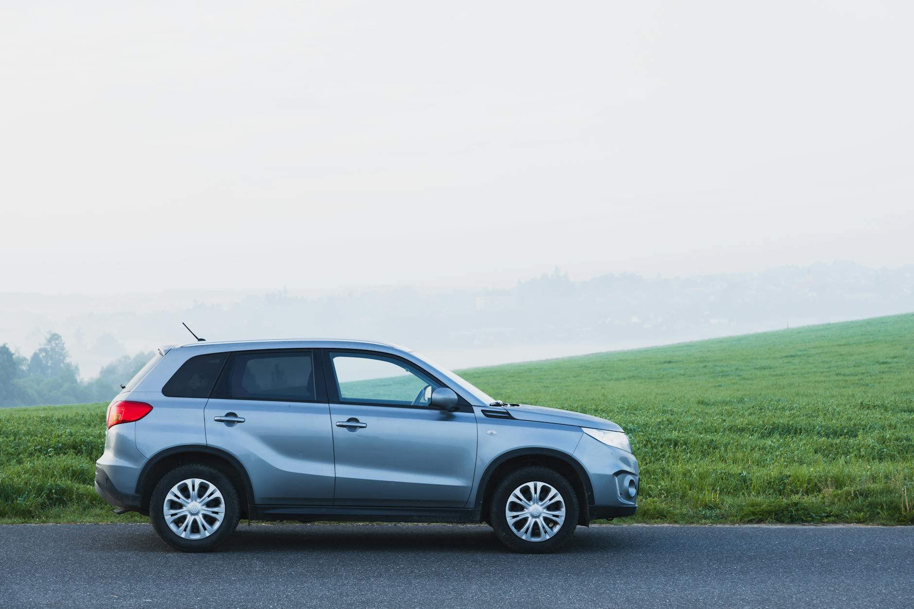 Srebrny SUV Changan CS55 Plus na mglistiej wiejskiej drodze