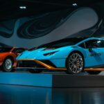 Historia Maserati w pigułce: od wyścigów do SUVów i elektryfikacji Zabytkowe i nowoczesne Maserati na eleganckiej ekspozycji w salonie
