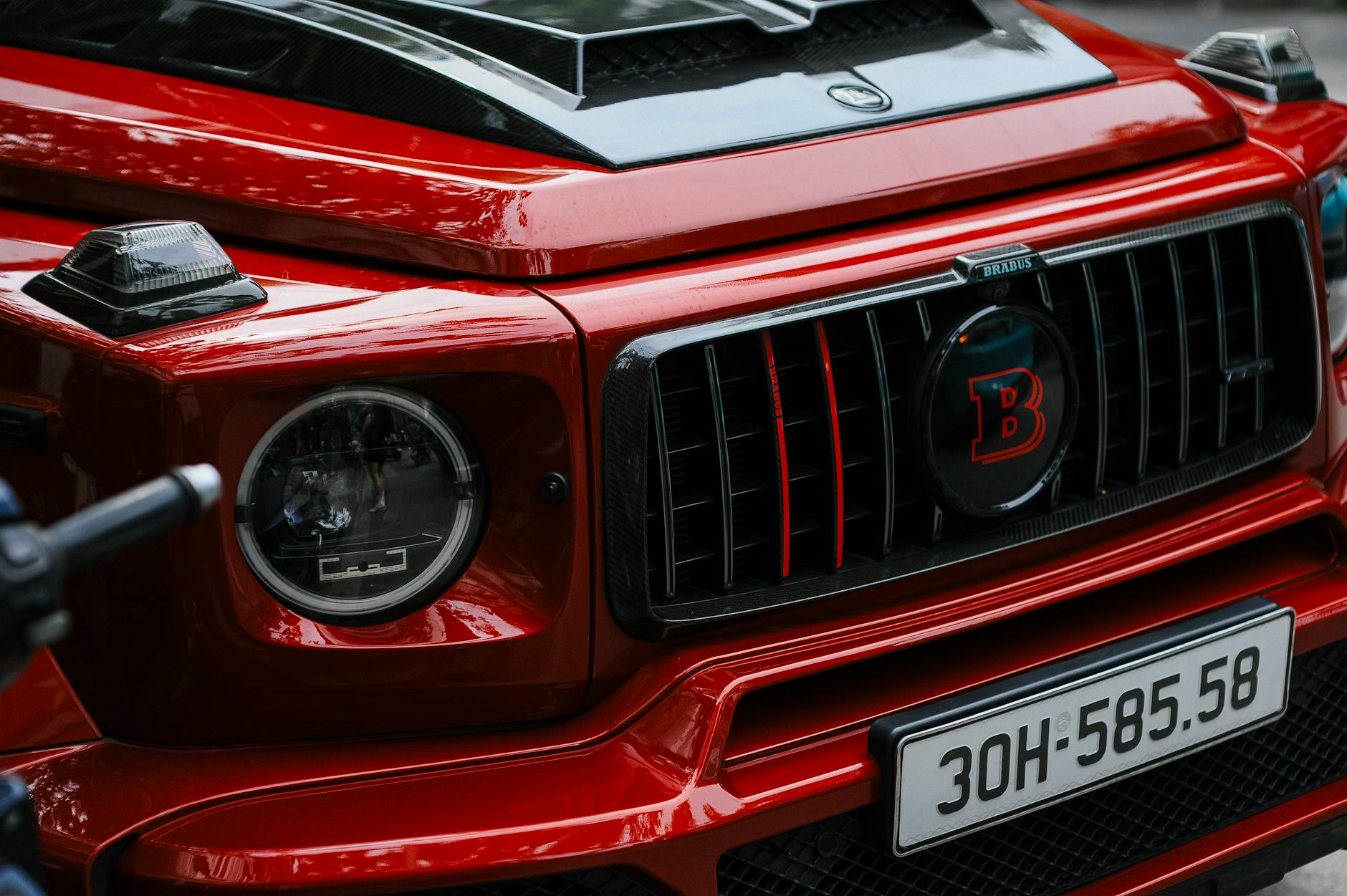Zbliżenie na przedni grill i reflektor czerwonego Ferrari