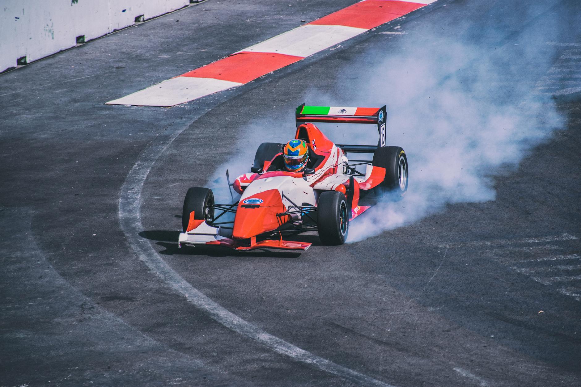 Bolid Formuły 1 driftujący na torze w Mexico City