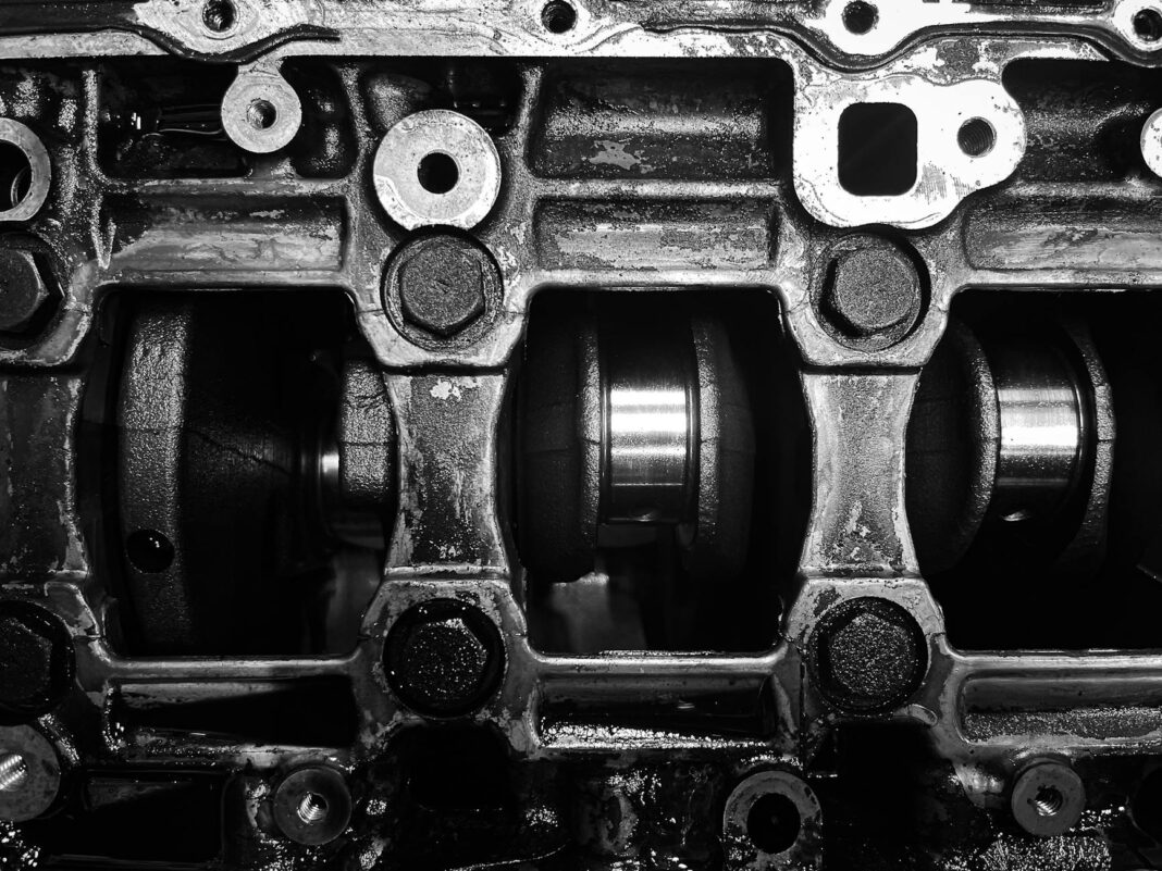 Czarno-białe zbliżenie metalowego wału korbowego silnika VW Czarno-białe zbliżenie metalowego wału korbowego silnika VW