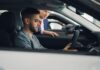 Używany Hyundai Tucson: na co zwrócić uwagę przy oględzinach i jeździe próbnej Klient ogląda wnętrze używanego Hyundaia Tucsona w salonie