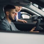 Klient ogląda wnętrze używanego Hyundaia Tucsona w salonie