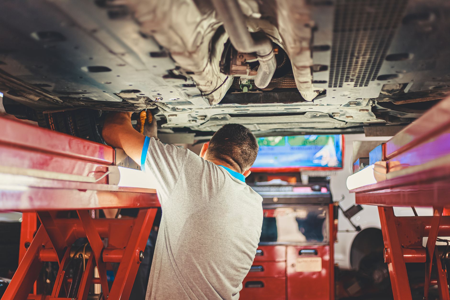 Mechanik naprawia podniesionego Citroëna C3 w warsztacie