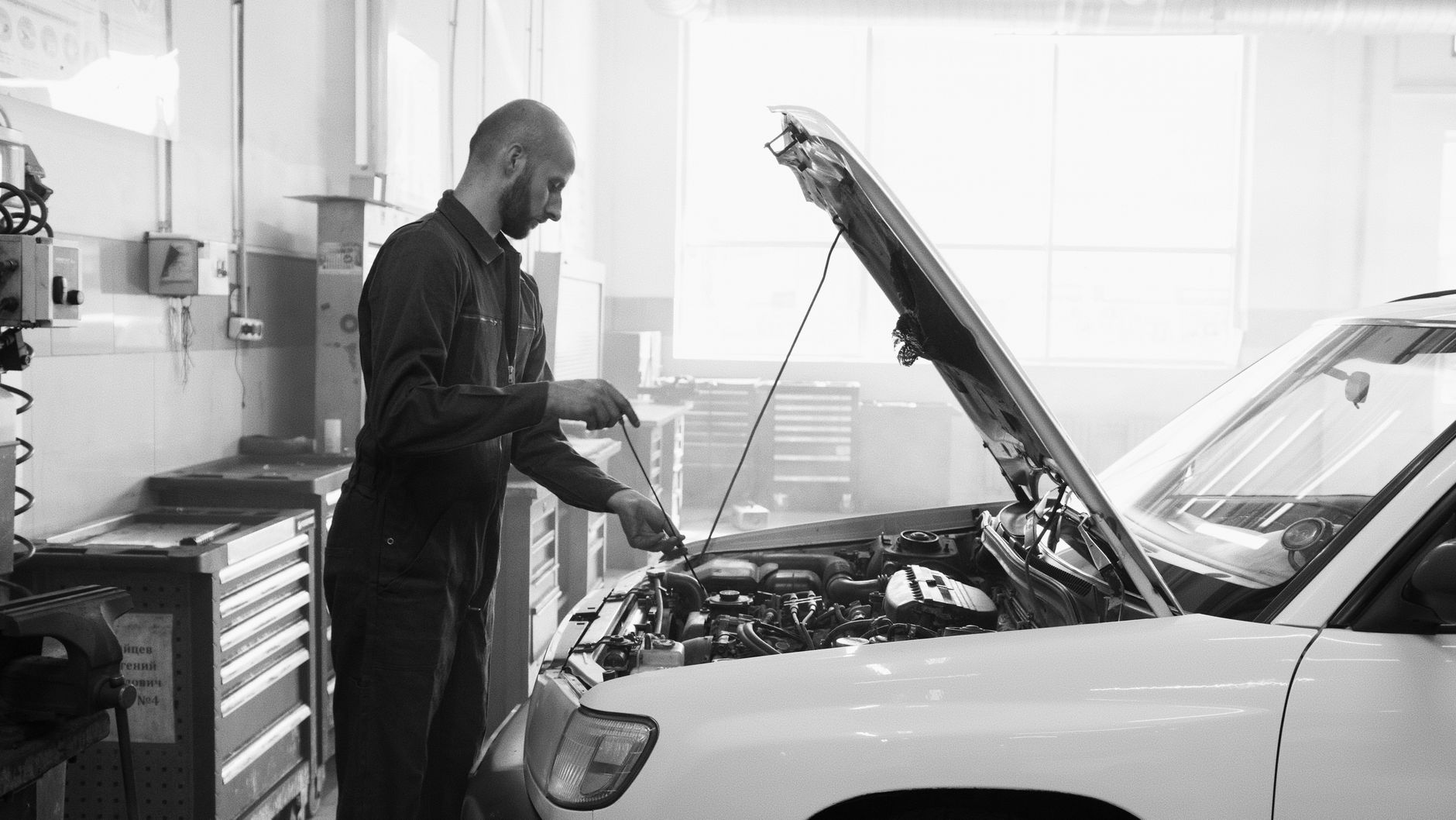 Mechanik w warsztacie sprawdza silnik samochodu Citroën