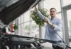 Jak sprawdzić Chevroleta po VIN: historia, wyposażenie i pułapki ogłoszeń Mężczyzna sprawdza silnik Chevroleta w nowoczesnym salonie samochodowym