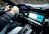 Lexus w zimie: jak jeździ hybryda, kiedy włącza się silnik i ile realnie pali Wnętrze Lexusa zimą, dłonie na kierownicy i nowoczesny kokpit