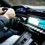Lexus w zimie: jak jeździ hybryda, kiedy włącza się silnik i ile realnie pali Wnętrze Lexusa zimą, dłonie na kierownicy i nowoczesny kokpit