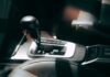 Skrzynia EAT6 i EAT8 w Peugeotach: jak jeździ, jak serwisować i czego unikać Wnętrze Peugeota z automatyczną dźwignią zmiany biegów