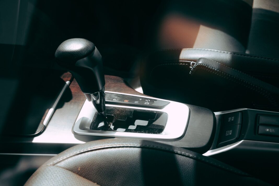 Wnętrze Peugeota z automatyczną dźwignią zmiany biegów Wnętrze Peugeota z automatyczną dźwignią zmiany biegów