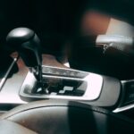 Wnętrze Peugeota z automatyczną dźwignią zmiany biegów