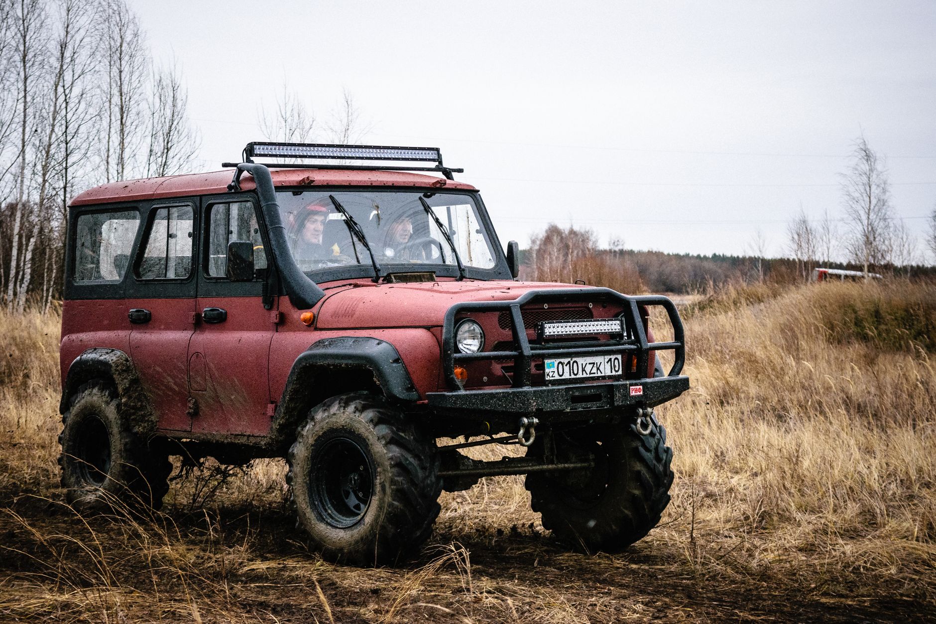 Dacia Duster 4x4 jadąca po kamienistym, górzystym terenie