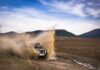 Dacia Duster 4×4 w terenie: jak działa napęd i co warto doposażyć przed wyjazdem? Dacia Duster 4x4 jadąca w błocie w terenie offroad