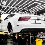 Serwis Maserati krok po kroku: przeglądy, oleje i realne ceny w niezależnych warsztatach Mechanik serwisuje białe Maserati w nowoczesnym warsztacie