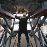 Mechanik sprawdza samochód w profesjonalnym warsztacie samochodowym