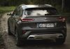 Kia XCeed na leśnej drodze poza miastem