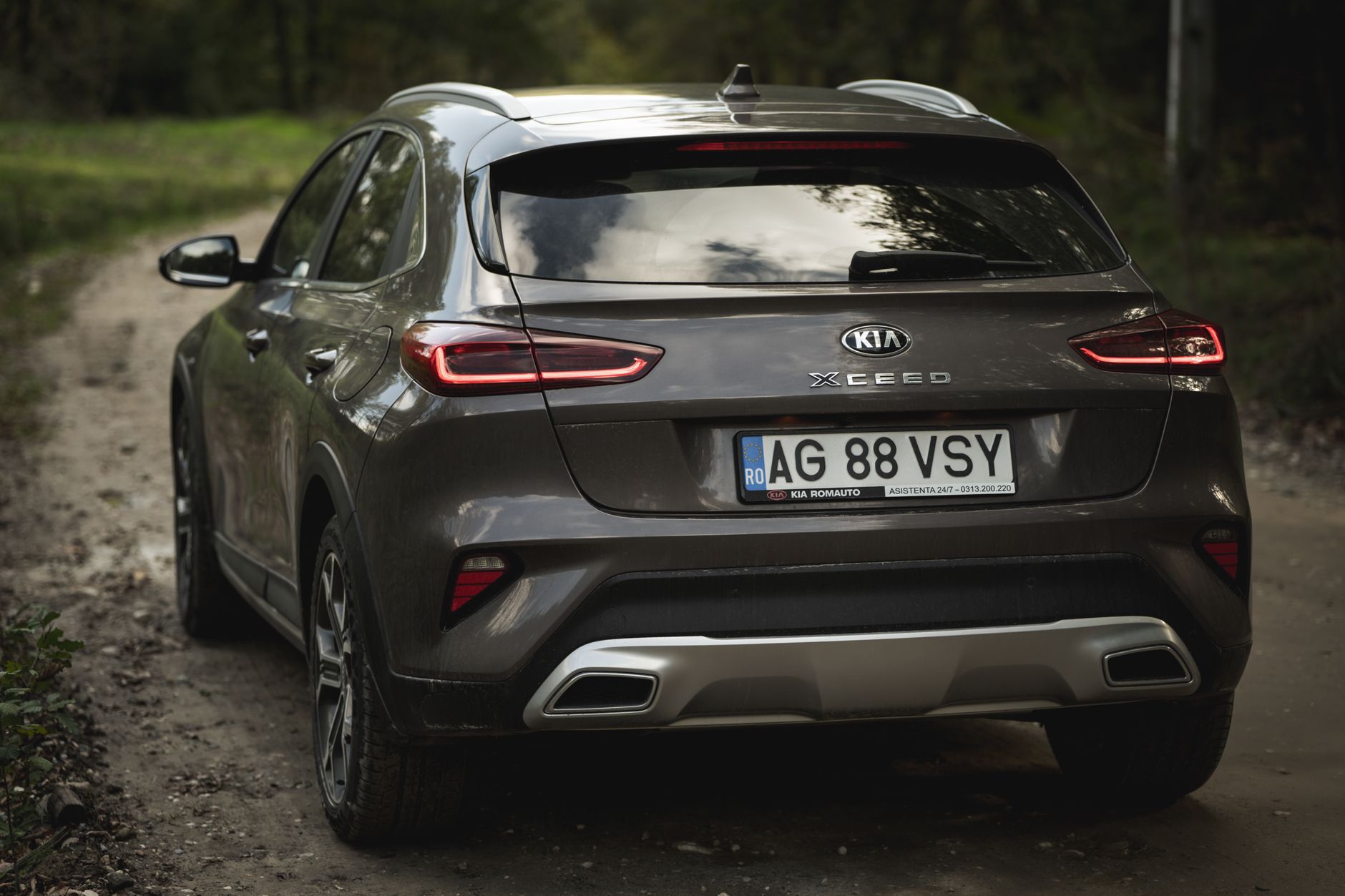 Kia XCeed na leśnej drodze poza miastem