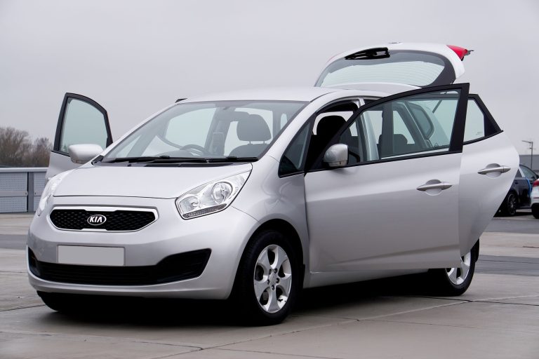 Srebrna Kia hatchback z otwartymi drzwiami na zewną