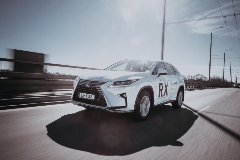 6 błędów kierowców hybryd Lexusa, które przyspieszają zużycie baterii i układu hamulcowego